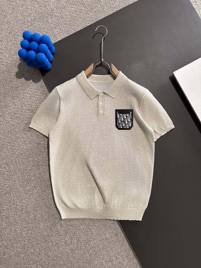隔天出货 高品质 迪奥 Dior 2025夏季新款男款翻领针织短袖 精梳棉质纱线针织纺棉布面料制作，纯棉的高克重特殊纱，掂起来手感份量十足，上身也比普通针织更加