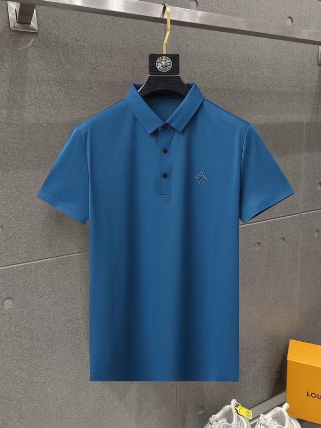 路易威登Lv 高端货商务 白领 单位人士必入单品！ 休闲商务翻领短袖，上身体感非常棒，手感顺滑质感很棒！弹性好，无任何束缚感，面料自带透气网孔，吸湿排汗，速干保
