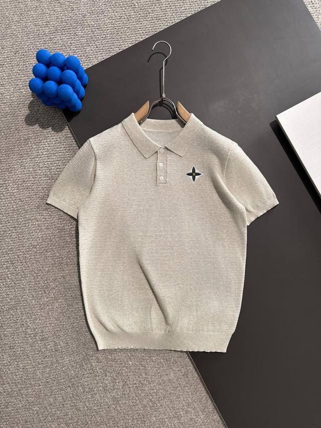 隔天出货 高品质 Lv 路易威登 2025夏新款男款翻领针织 精梳棉质纱线针织纺棉布面料制作，纯棉的高克重特殊纱，掂起来手感份量十足，上身也比普通针织更加有质感