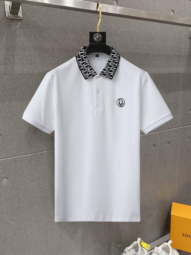 迪奥 高端货商务 白领 单位人士必入单品！ 休闲商务翻领短袖，上身体感非常棒，手感顺滑质感很棒！弹性好，无任何束缚感，面料自带透气网孔，吸湿排汗，速干保持干爽，