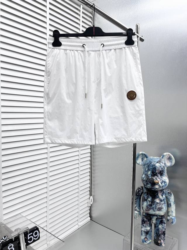 Versace*2025夏季新款短裤，定制速干面料，质感软糯顺滑，面料舒服透气，上身又轻便，内里有内衬防静电，即使体闲穿上街也是型得很，夏季百搭单品！ 码数：M
