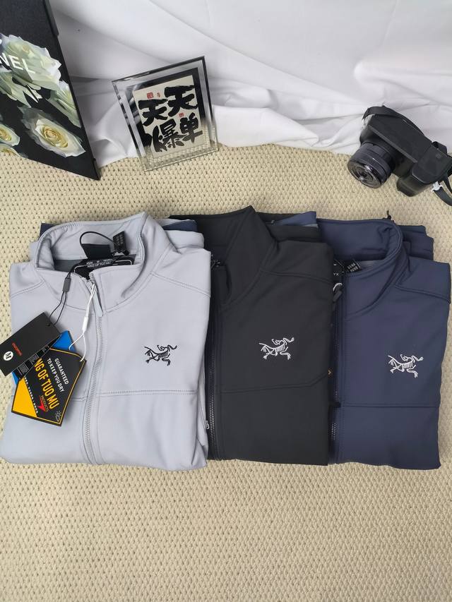 印花版本 Arc'teryx 始祖鸟印花Logo25Ss户外运动立领防风刺绣加绒软壳外套 傲视全网，最新科技面料，1:1 全身压胶技术内里绒面，今年始鸟最新的设