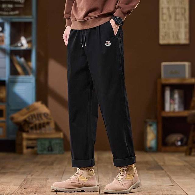 Moncler 蒙口春秋加厚复古直筒纯棉敞口微锥休闲长裤。 定制新型抑菌微弹纯棉面料 ，柔软亲肤 ，不起球， 有弹性。个性百搭 ，立体裁剪版型合身，不挑身材舒适