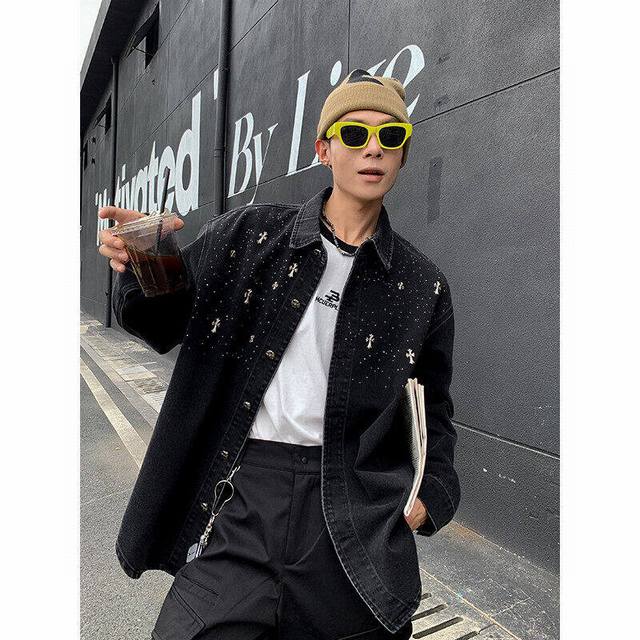 Chrome Hearts 克罗心 专柜同步发售复古重工镶钻十字架翻领水洗牛仔夹克外套，男女同款。 克罗心今年最重量级的牛仔外套，专柜一件难求，采用复古水洗工艺