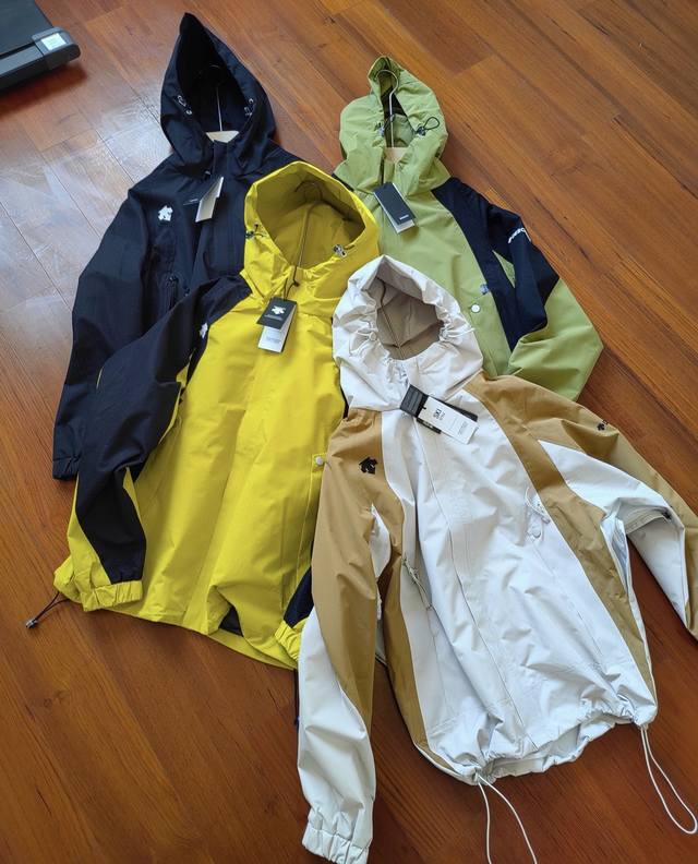 Descente 迪桑特城市机能情侣款冲锋衣夹克 颜色：黑色 卡其色，橄榄绿，柠檬 尺码: S-3Xl 科技复合面料结实耐穿抗撕裂触感细腻舒适，面料不仅抗风防泼