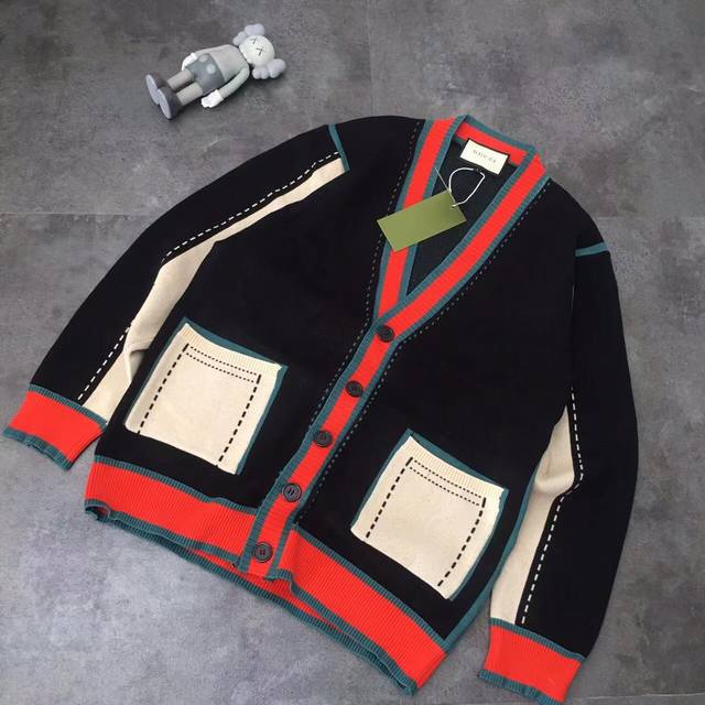 上新 Gucci 古驰2025秋冬新品彩条双插兜拼接针织毛衣开衫外套Aw新款，双G古驰开衫，撞色V领针织开衫。强烈推荐G家 绝对是最亮眼的单品开衫了！！！让人一