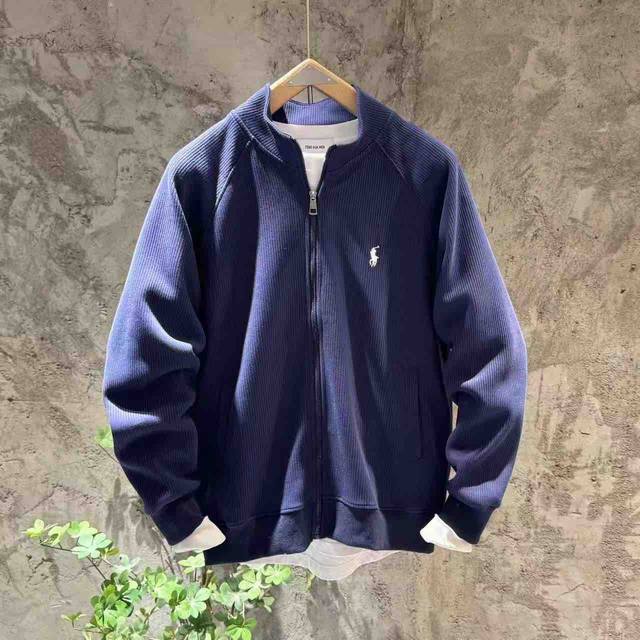 Ralph Lauren 拉夫劳伦 2025经典小标刺绣夹克外套 - 胸前精美小标刺绣 - 中性设计 男女百搭 - 灯芯绒拼接领口 内里定制格纹 颜色:黑 藏青