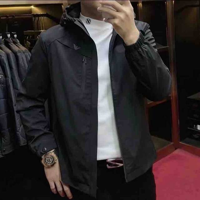 阿玛尼2025年男士春秋最新品休闲夹克外套！ 高端品质！出口欧美品质，年度爆款推荐！ 顶级一线工厂P生产 原版品质 限量款！轻奢设计休闲时尚，版型超赞！从外观上