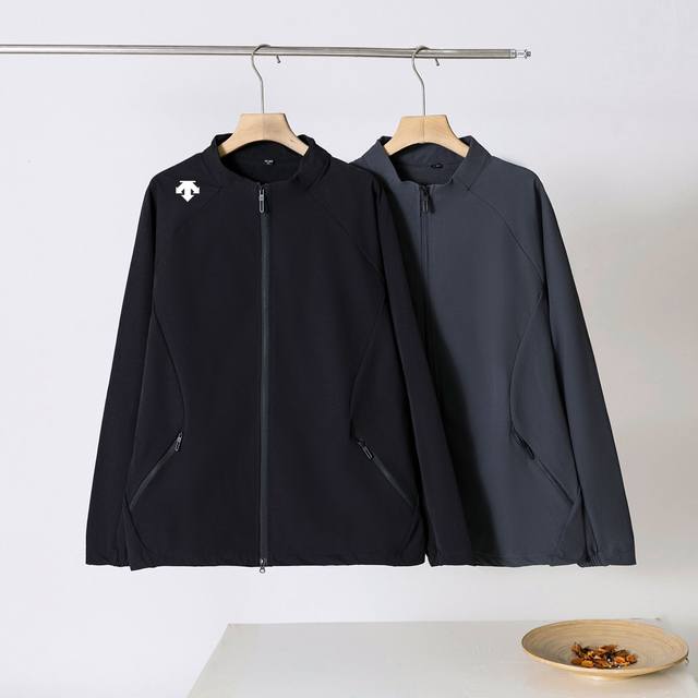 颜色;黑色，灰色， 尺码L-5Xl 迪桑特户外休闲外套