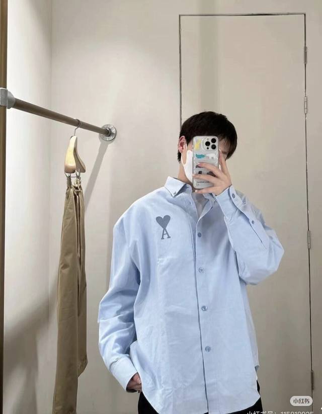 833#Ami同色爱心刺绣短袖衬衫 廓型宽松剪裁设计 干净清透的蓝色 百搭出街 简约而不简单 很难不爱呀 男女同款 现货发售 颜色:蓝色 码数:S M L Xl