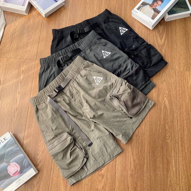 Nike Acg小Logo 专柜新款三色多功能口袋工装短裤专柜同款发售 三色齐发版型超正的五分裤，穿上超有型具有标志性独特的大口袋设计 既时尚又不失功能性 实用