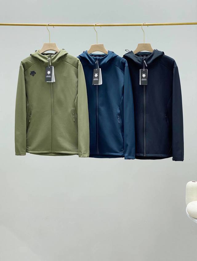 颜色;黑色，蓝色，军绿色， 尺码；L-5Xl 男女款迪家软壳冲锋衣 新款迪桑特防水透气软壳冲锋衣 傲视全网，最新科技面料， 全身压胶技术内里绒面，今年始鸟最新的