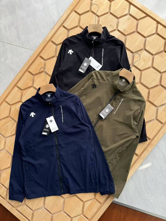 Descente 迪桑特男士秋季户外超弹速干长袖外套 采用防风防泼水轻薄半透明的材质，柔软透气，具有良好的回弹性！ 独家科技技术、高效速干技术 可以当作外套，可