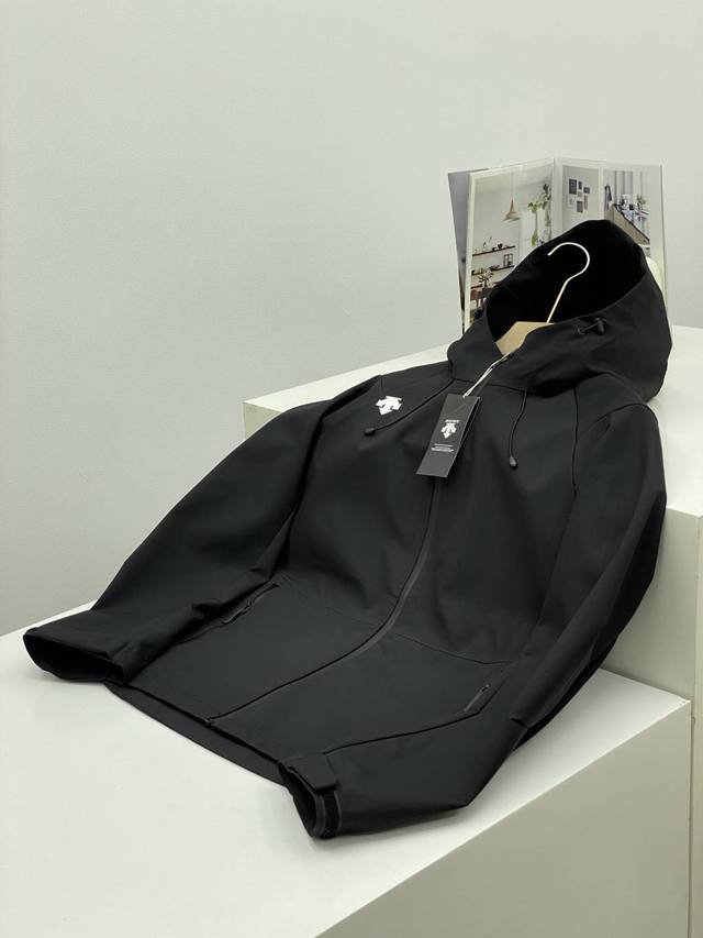 迪桑特*Descente*25年秋季男士综合训练防泼水连帽软壳夹克！ 顶级好货 ！高端剪裁 ！细节处理上大分！ 内里采用顶级工艺 ！全身无缝包边拼接压胶工艺！全