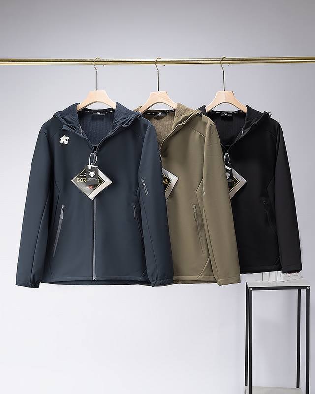 Descente 迪桑特 软壳秋冬冲锋衣外套 经典软壳系列 迪家特有版型 立体剪裁 搭配弯刀绣设计 完美人体工程学 定制登山布面料 手感极致 区别硬壳的极致天气