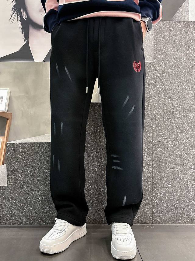 巴黎 2025秋冬新款休闲裤 品牌经典Logo休闲裤 定制面料舒适度极好 手触感强烈辨识度极高 完美品相工艺 颜色：杏 黑 尺码：M-3Xl