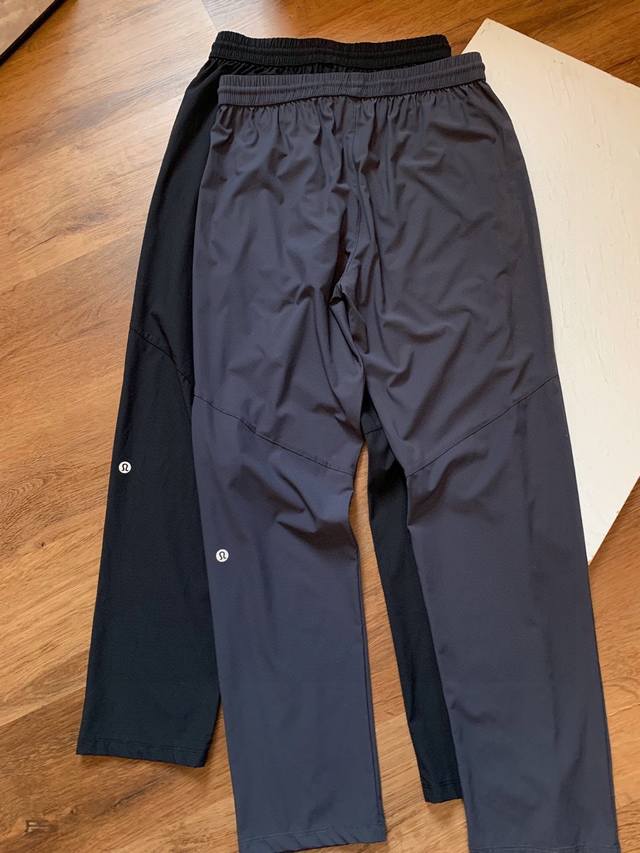 供 ，控 # Lululemon丨Commission 春夏柜子同款休闲运动长裤 中腰修身款，超显瘦超舒适，秒变大长腿，户外休闲首选！ 颜色：黑，深灰 尺码：M