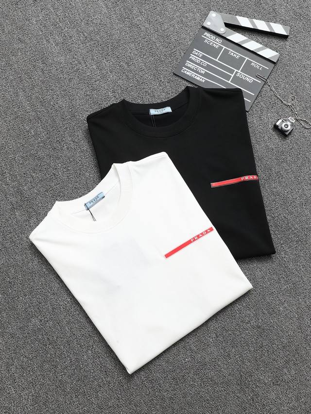 Prada 普拉达 25Ss 工艺:精美五金+印花设计纯棉短袖T恤！双纱 32支 260克 手感定制棉，面料柔软舒适，全新设计灵感，极具时尚代表性！手感舒适透气