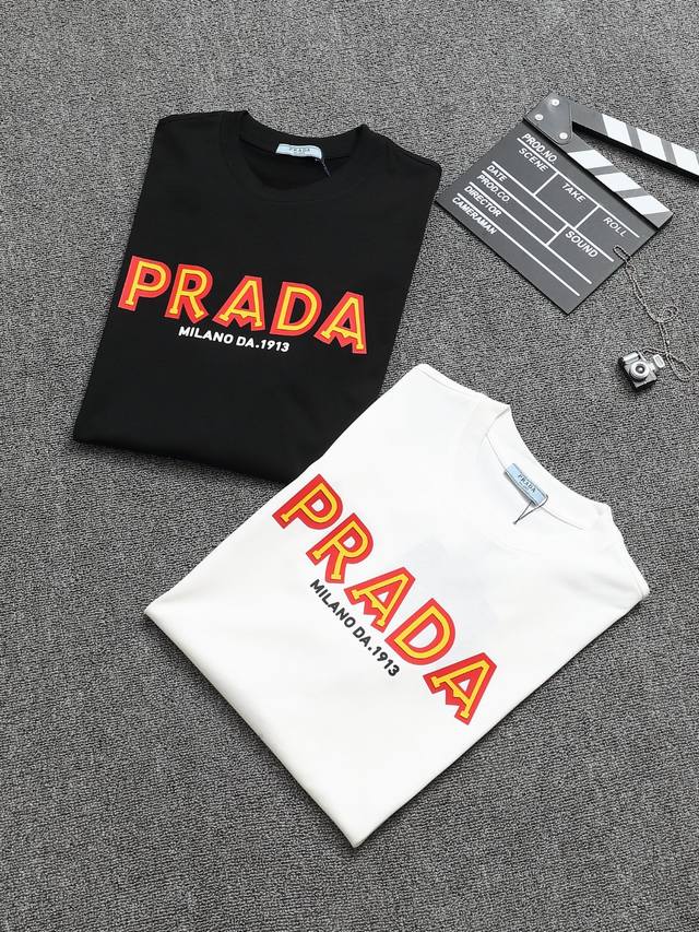 Prada 普拉达 25Ss 工艺:立体硅胶纯棉短袖T恤！双纱 32支 260克 手感定制棉，面料柔软舒适，全新设计灵感，极具时尚代表性！手感舒适透气！极为时尚