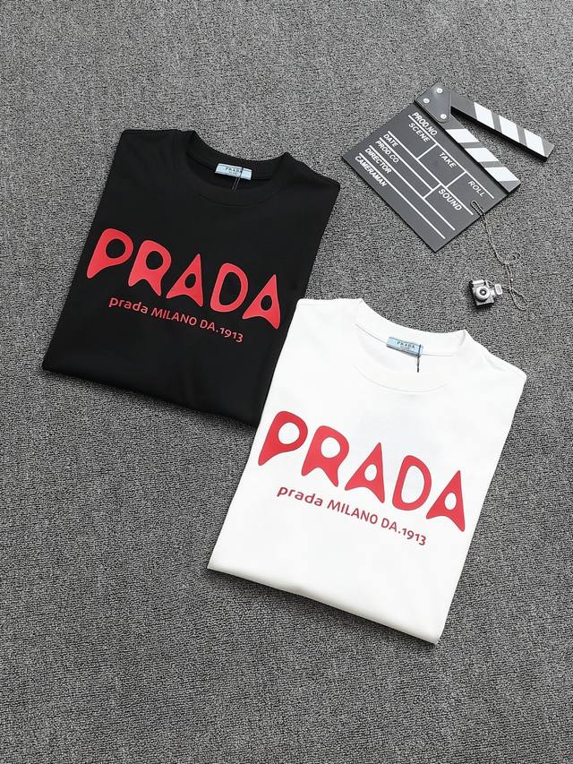 Prada 普拉达 25Ss 工艺:印花纯棉短袖T恤！双纱 32支 260克 手感定制棉，面料柔软舒适，全新设计灵感，极具时尚代表性！手感舒适透气！极为时尚耐看