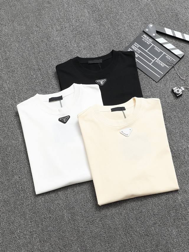 Prada 普拉达 25Ss 工艺:三角标 纯棉短袖T恤！双纱 32支 260克 手感定制棉，面料柔软舒适，全新设计灵感，极具时尚代表性！手感舒适透气！极为时尚