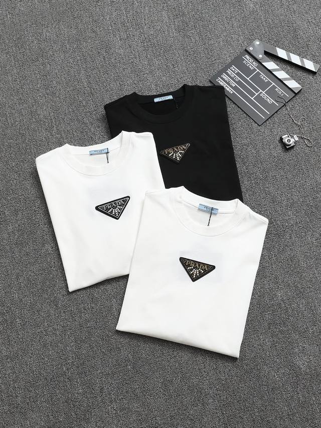 Prada 普拉达 25Ss 工艺:秀珠贴标纯棉短袖T恤！双纱 32支 260克 手感定制棉，面料柔软舒适，全新设计灵感，极具时尚代表性！手感舒适透气！极为时尚