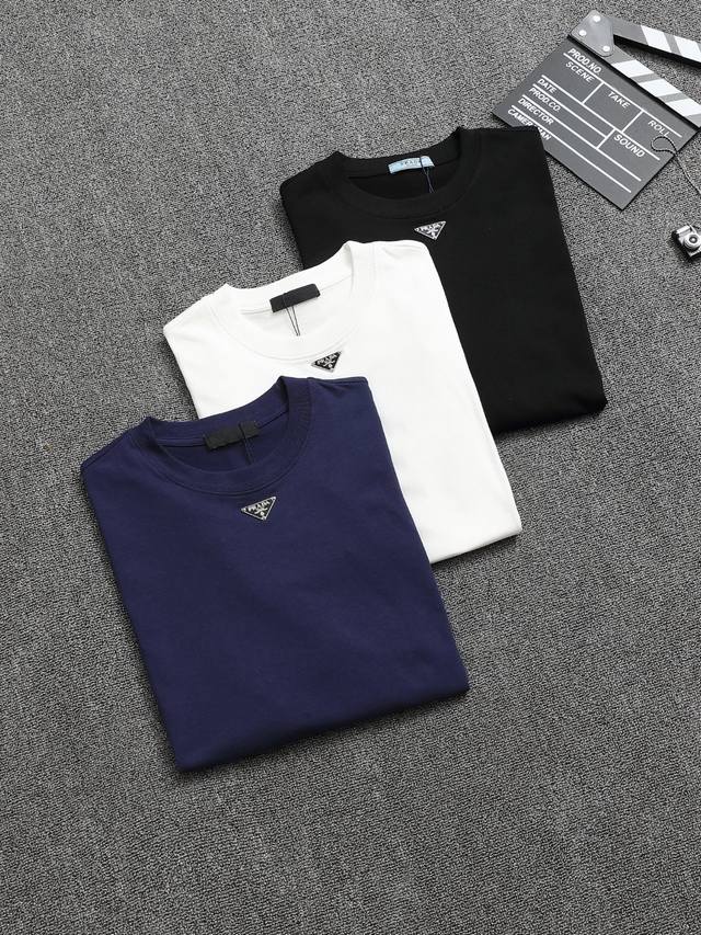 Prada 普拉达 25Ss 工艺: 精美三角标 纯棉短袖T恤！双纱 32支 260克 手感定制棉，面料柔软舒适，全新设计灵感，极具时尚代表性！手感舒适透气！极