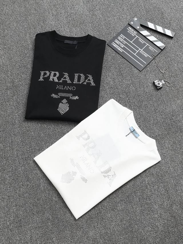 Prada 普拉达 25Ss 工艺:烫珠纯棉短袖T恤！双纱 32支 260克 手感定制棉，面料柔软舒适，全新设计灵感，极具时尚代表性！手感舒适透气！极为时尚耐看
