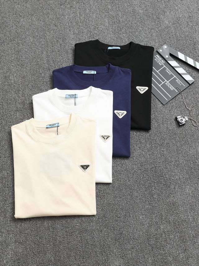 Prada 普拉达 25Ss 工艺:金色三角纯棉短袖T恤！双纱 32支 260克 手感定制棉，面料柔软舒适，全新设计灵感，极具时尚代表性！手感舒适透气！极为时尚
