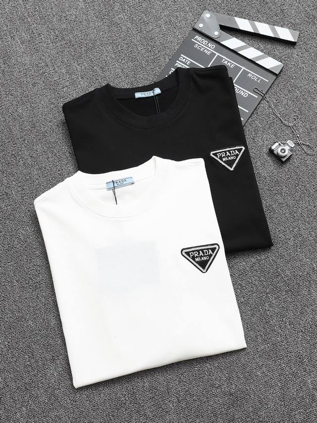 Prada 普拉达 25Ss 工艺:刺绣小标纯棉短袖T恤！双纱 32支 260克 手感定制棉，面料柔软舒适，全新设计灵感，极具时尚代表性！手感舒适透气！极为时尚