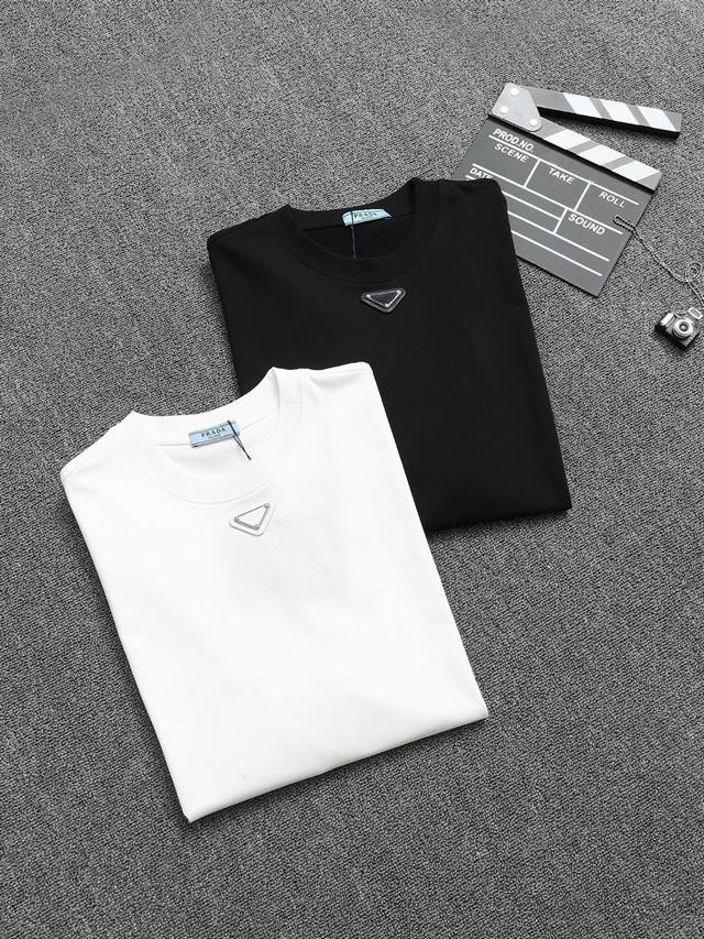 Prada 普拉达 25Ss 工艺:空白三角标纯棉短袖T恤！双纱 32支 260克 手感定制棉，面料柔软舒适，全新设计灵感，极具时尚代表性！手感舒适透气！极为时