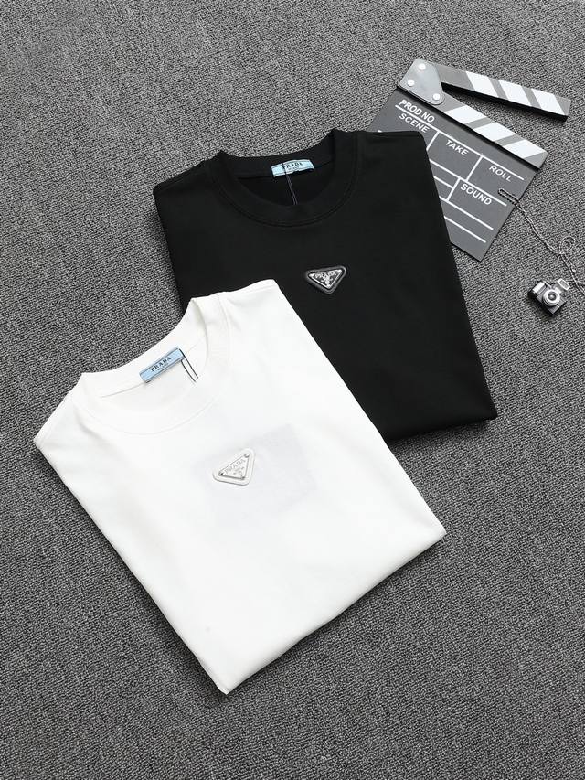 Prada 普拉达 25Ss 工艺:立体红标+三角纯棉短袖T恤！双纱 32支 260克 手感定制棉，面料柔软舒适，全新设计灵感，极具时尚代表性！手感舒适透气！极
