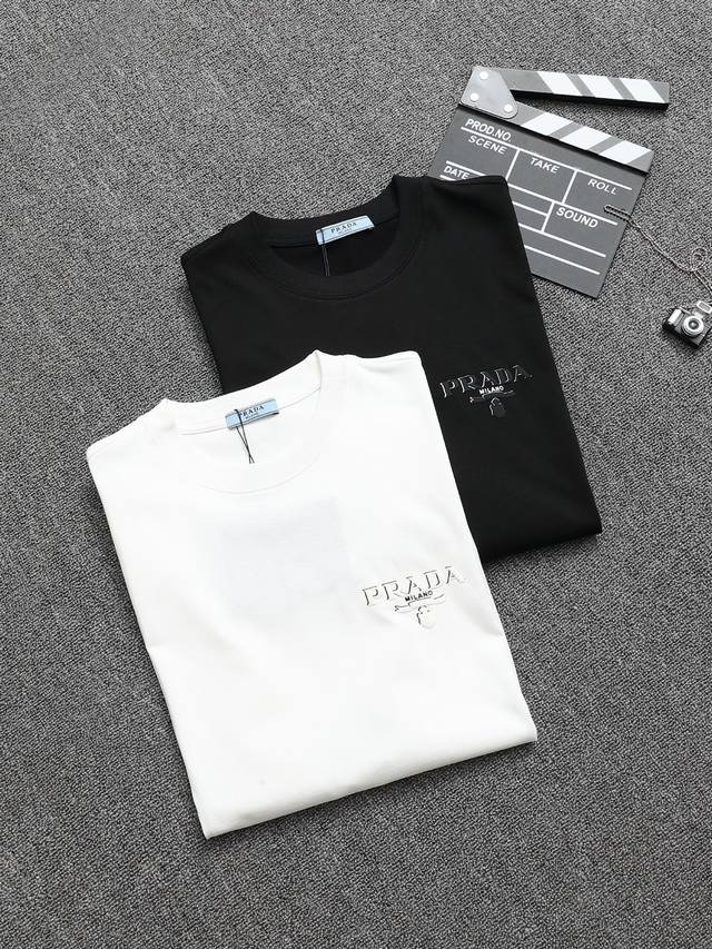 Prada 普拉达 25Ss 工艺:立体发泡纯棉短袖T恤！双纱 32支 260克 手感定制棉，面料柔软舒适，全新设计灵感，极具时尚代表性！手感舒适透气！极为时尚