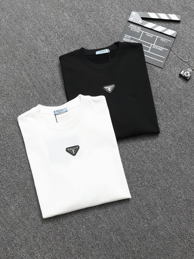Prada 普拉达 25Ss 工艺:滴胶三角纯棉短袖T恤！双纱 32支 260克 手感定制棉，面料柔软舒适，全新设计灵感，极具时尚代表性！手感舒适透气！极为时尚