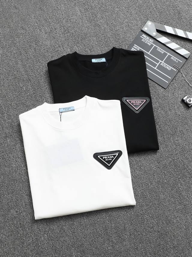 Prada 普拉达 25Ss 工艺:立体三角标纯棉短袖T恤！双纱 32支 260克 手感定制棉，面料柔软舒适，全新设计灵感，极具时尚代表性！手感舒适透气！极为时