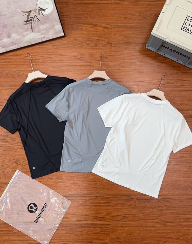 供 ，控 # Lululemon 露露户外新款弹力速干运动休闲T恤短袖 经典下摆处Logo，不显繁琐，全套辅料，送人自留都很有面子！ 此款面料质感轻盈弹力，并具