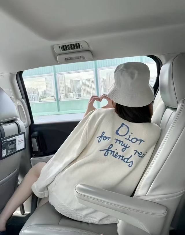 Model上新 Dior迪奥新款前后字母刺绣毛衣开衫外套 温柔的代言词奶Fufu的白开衫！ 软软白白的开衫真的很显嫩 日常又不缺高级感 蓝色字母刺绣也太美了吧慵