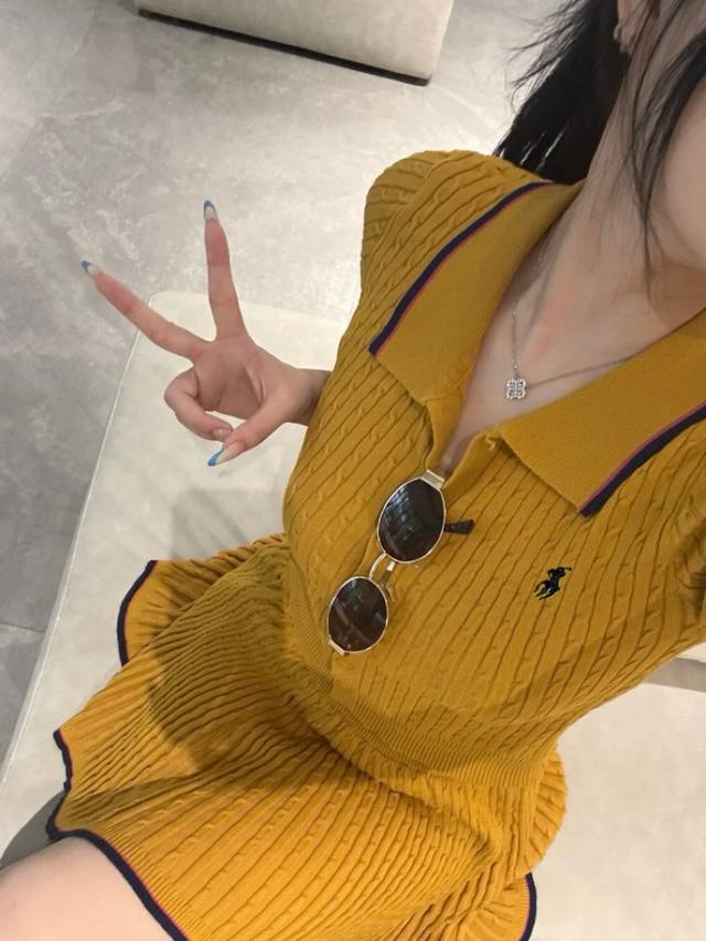 Model上新 一套 拉夫劳伦小马刺绣黄色针织开衫百褶裙套装 姜黄色真的好显白黄黑皮天菜！ 外套和裙子无论单穿还是整套都好搭配！ 精致小马刺绣Logo 高级感拉