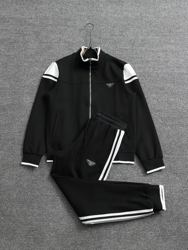 普拉达 Prada 经典套装 工艺：三角标 颜色：图片色 面料：高品柔软舒适 尺码：M-3Xl 无性别区分 男女同款 上衣裤子 套装不单独出售