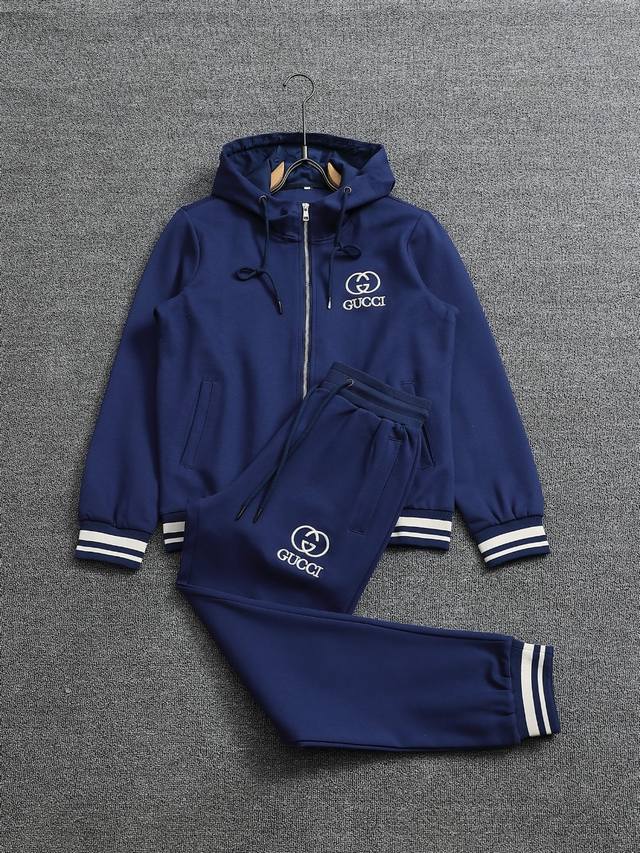古驰Gucci了连帽套装 工艺：刺绣Logo 颜色：图片色 面料：高品柔软舒适 尺码：M-3Xl 无性别区分 男女同款 上衣裤子 套装不单独出售