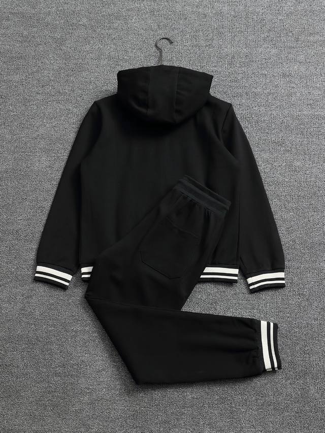 古驰Gucci连帽套装 工艺：刺绣Logo 颜色：图片色 面料：高品柔软舒适 尺码：M-3Xl 无性别区分 男女同款 上衣裤子 套装不单独出售