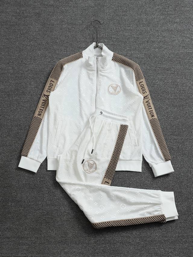 Lv路易威登经典款套装 工艺：提花定制 颜色：图片色 面料：高品柔软舒适 尺码：M-3Xl 无性别区分 男女同款 上衣裤子 套装不单独出售