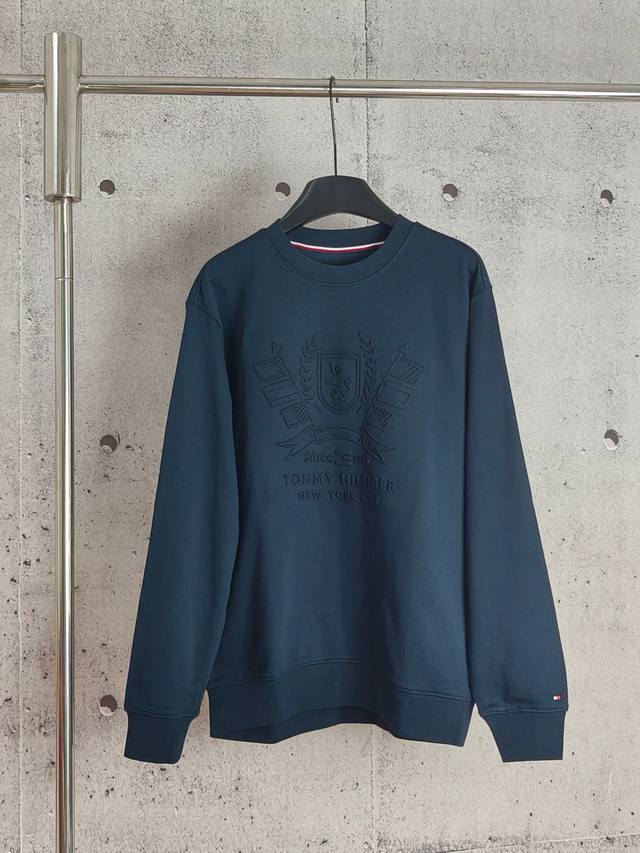 汤米Tommy字母凹凸压花圆领卫衣 高端品质 三标齐全，舒适透气，经典简约，精致时尚，男女同款，细节呈现高端品质 颜色:黑色 白色 灰色 藏青 码数:M-Xxl