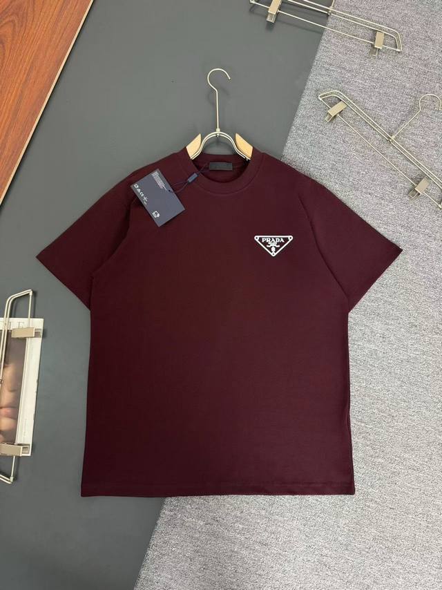Prada *普拉达*300G克重磅纯棉T恤宽松版 立体印花工艺Logo设计 春夏新款圆领时尚短袖T恤 贴肤舒适，耐看又好穿 原厂工艺一丝不苟，休闲百搭必备款