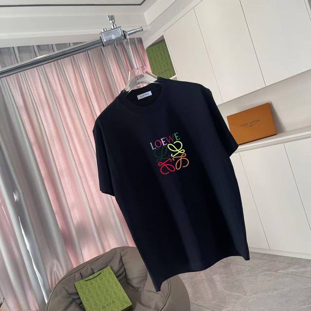 Loew*2025夏季新款 个性字母Logo印花 定制面料300G 短袖T恤 男女同款 尺码：Xs S M L Xl 五个码 颜色：黑色 白色 紫色