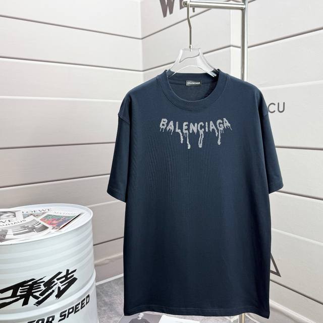 高品质 巴黎世家 Balenciaga 走秀款2025Ss春夏上新 重磅推出300克重高密度面料短袖T恤 采用进口定染面料 宽松休闲Os落肩版型 上身效果超绝