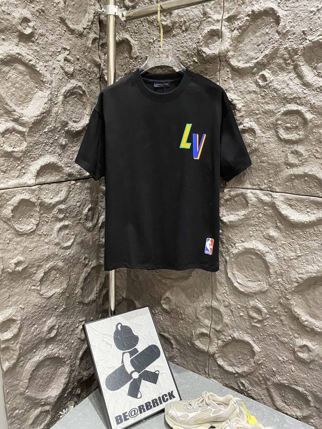 全棉双纱、克重330克 Louis Vuitton 路易威登 Nba联名最新款印花短袖T恤 Lv Nba联名短袖工艺说明：此款采用32支双股长绒棉双纱入机350