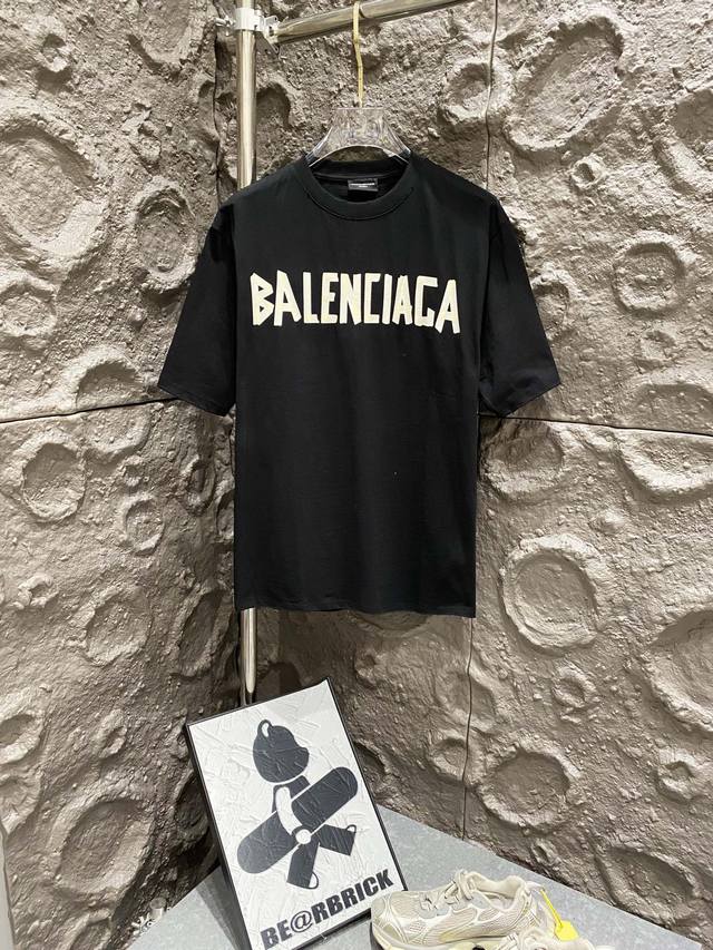全棉双纱、克重330克 Balenciaga巴黎世家Tape Type复古美纹胶带印花水洗情侣短袖T恤 主打就是一个轻奢高级，上身有质感，正确版水洗黑蓝色非水洗