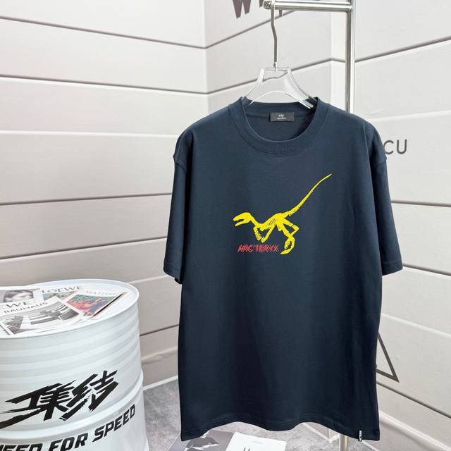 Arc'teryx Jilsander始祖鸟短袖 2025春夏新款 小鸟系列字母Logo印花短袖T恤衫 采用定制300克双纱纯棉面料 男女同款 休闲百搭 颜色：