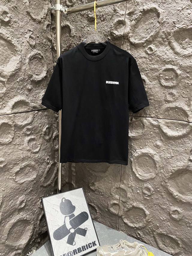 全棉双纱、克重330克 顶级版本 Balenciaga后背烫钻Logo基础字母纯棉宽松男女情侣同款潮牌高端短袖T恤 巴黎的简约之神，众多明星追捧的一卷。Lisa